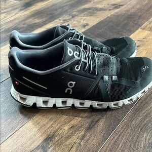 On cloud womens tennis shoes black/white size 9